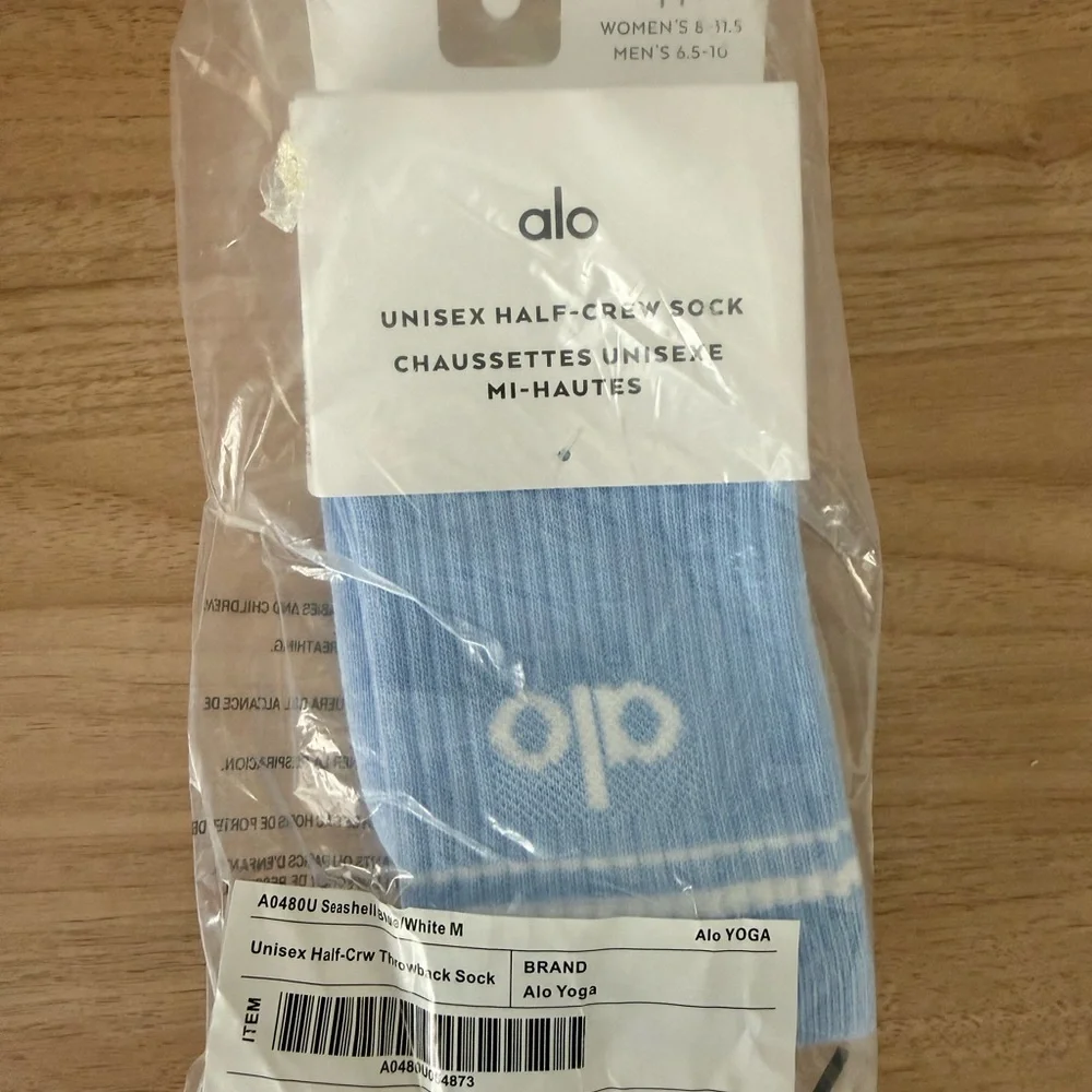 ALO Yoga Seashell Blue Half-Crew Socks with White Logo size Medium